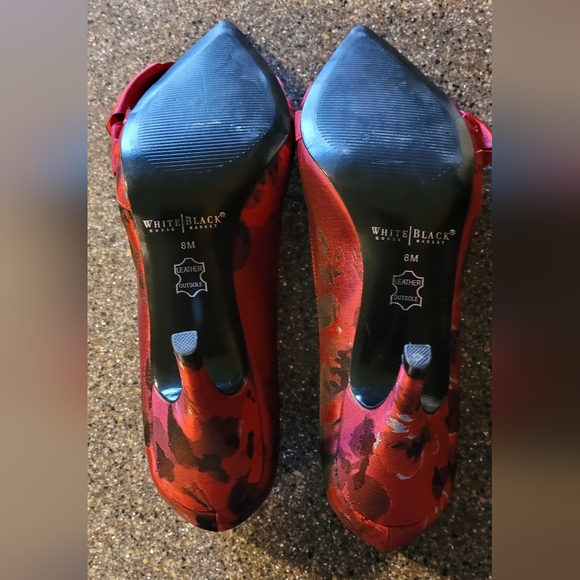 $160 Women's White House Black Market Red Floral Rose Adorned Heels Size 8M EUC! - Picture 9 of 10